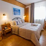 Iris Hotel 3*